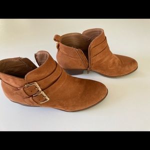 Wild Diva size 8 camel color suede ankle boots